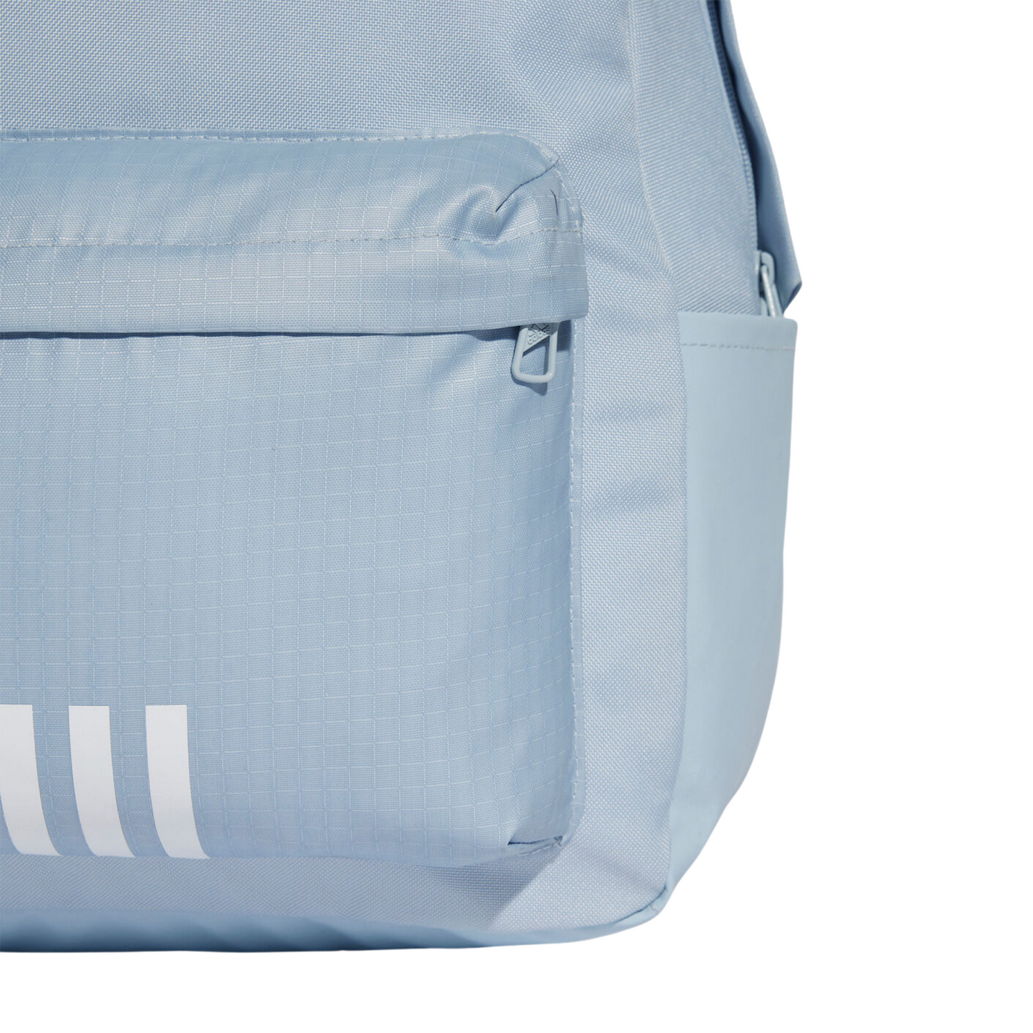 Detalle del bolsillo frontal de la mochila Adidas Classic BOS 3S en azul cielo, con textura cuadrícula y tres franjas blancas