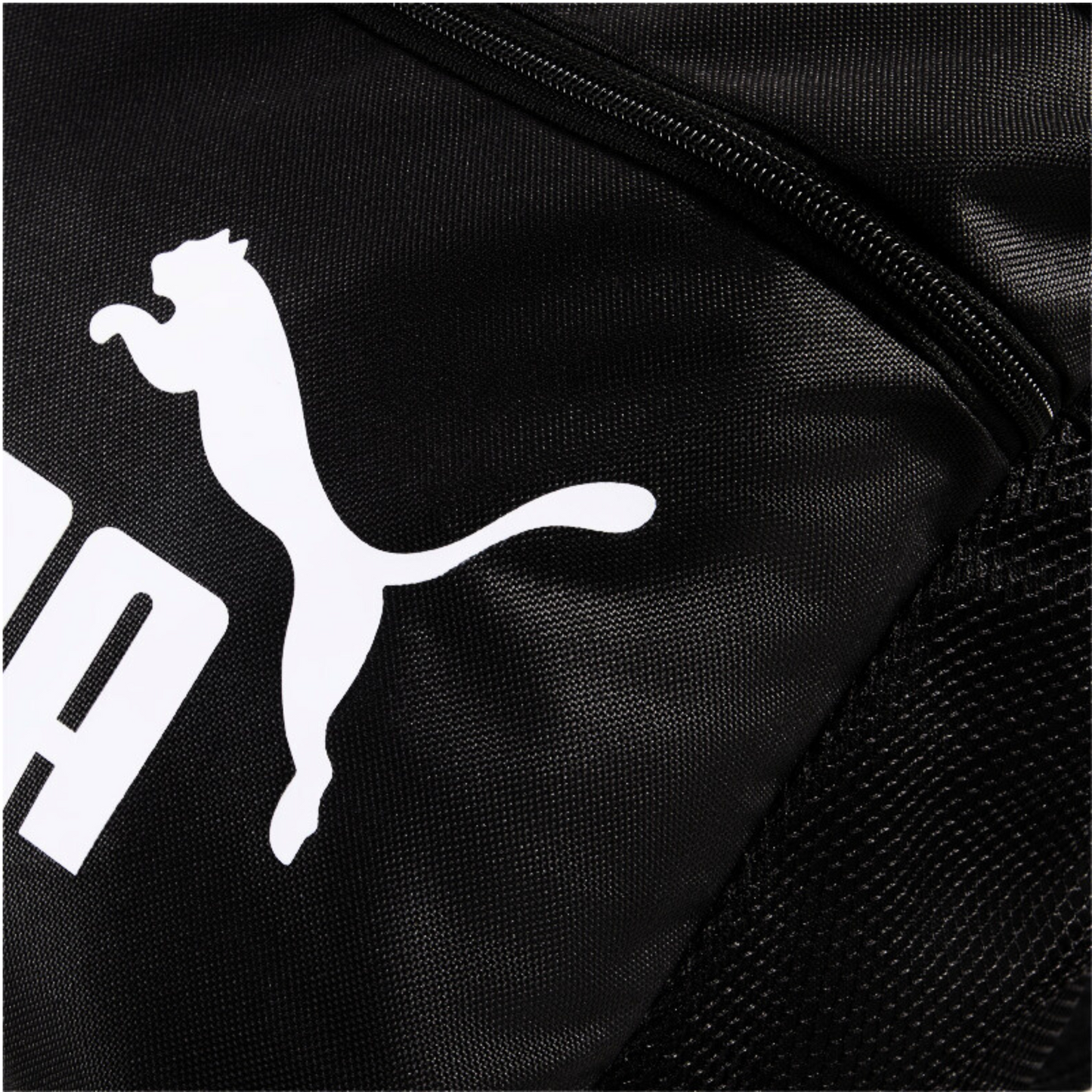 Detalle del logotipo Puma en blanco sobre fondo negro de la mochila Puma Phase