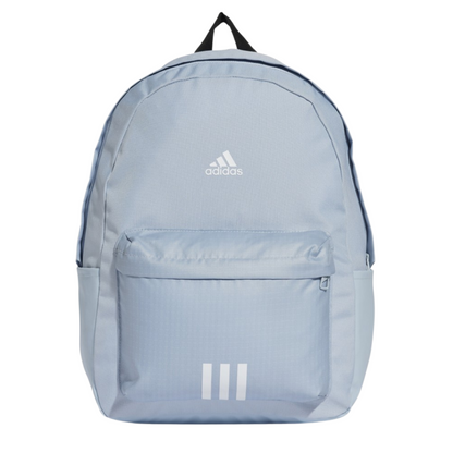 Mochila Adidas Classic BOS 3S azul cielo vista desde el frente, diseño limpio y minimalista con fondo claro