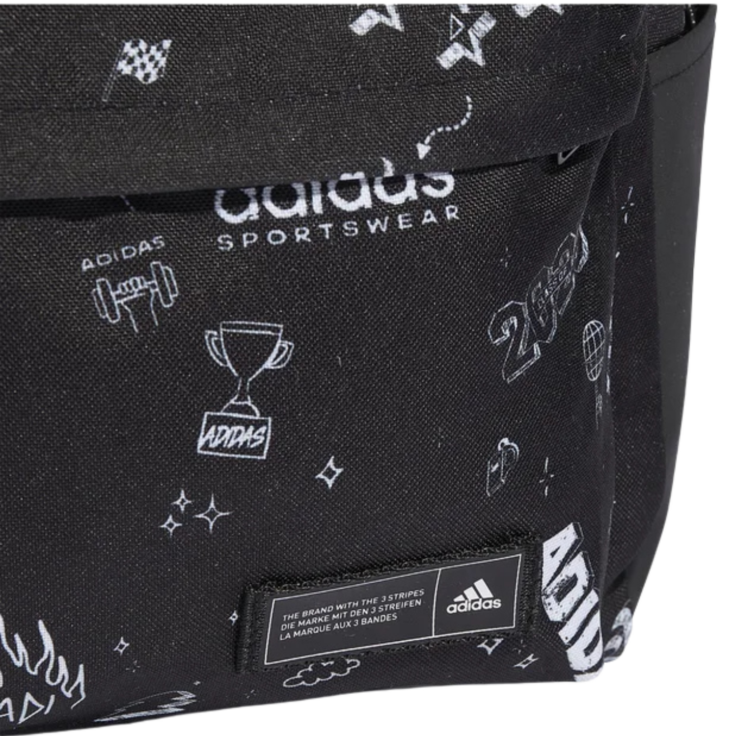Detalle de la Mochila Adidas Classic BPK U VAR en color negro con estampado blanco y logotipo Adidas en la parte frontal