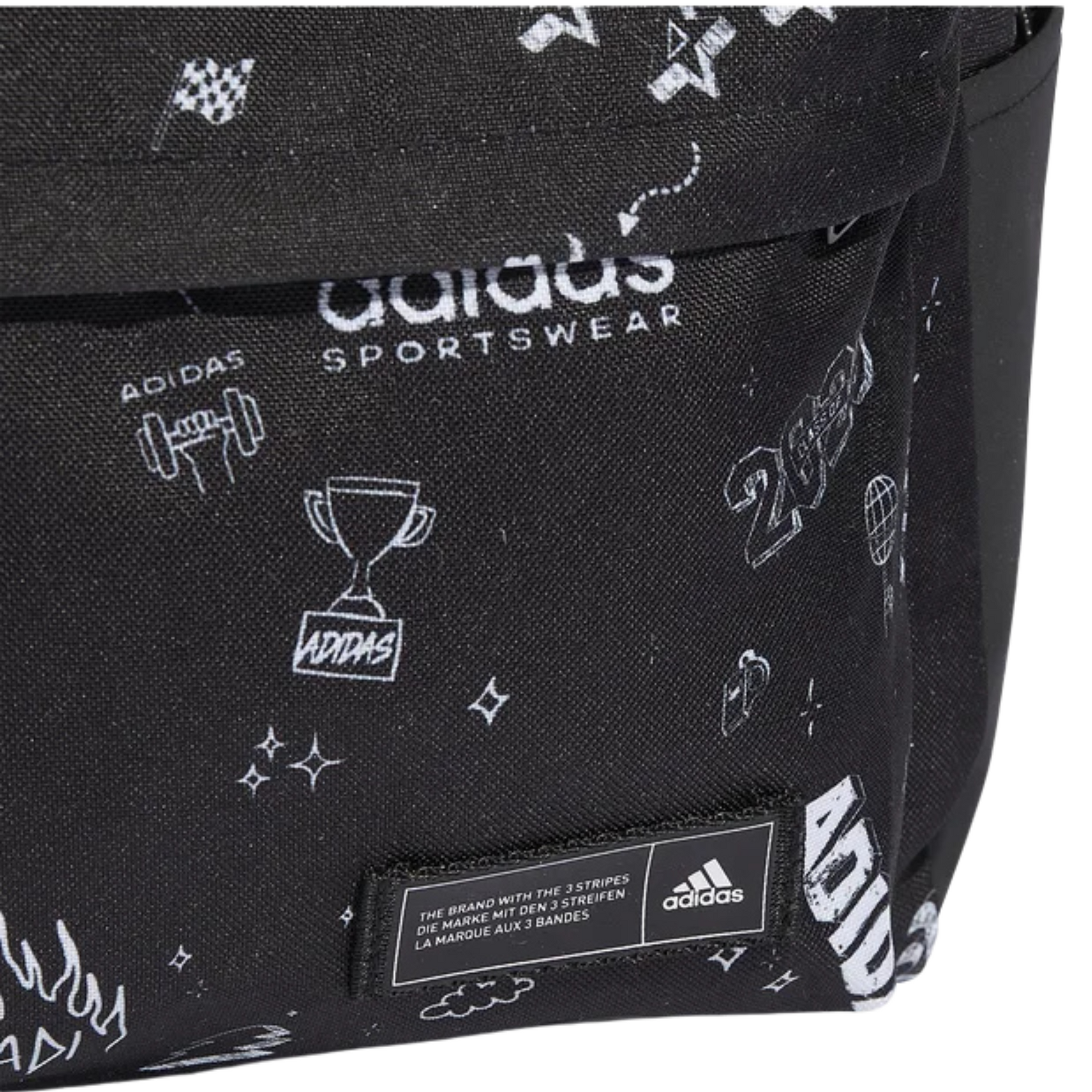 Detalle de la Mochila Adidas Classic BPK U VAR en color negro con estampado blanco y logotipo Adidas en la parte frontal