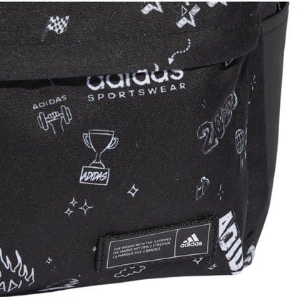 Detalle de la Mochila Adidas Classic BPK U VAR en color negro con estampado blanco y logotipo Adidas en la parte frontal