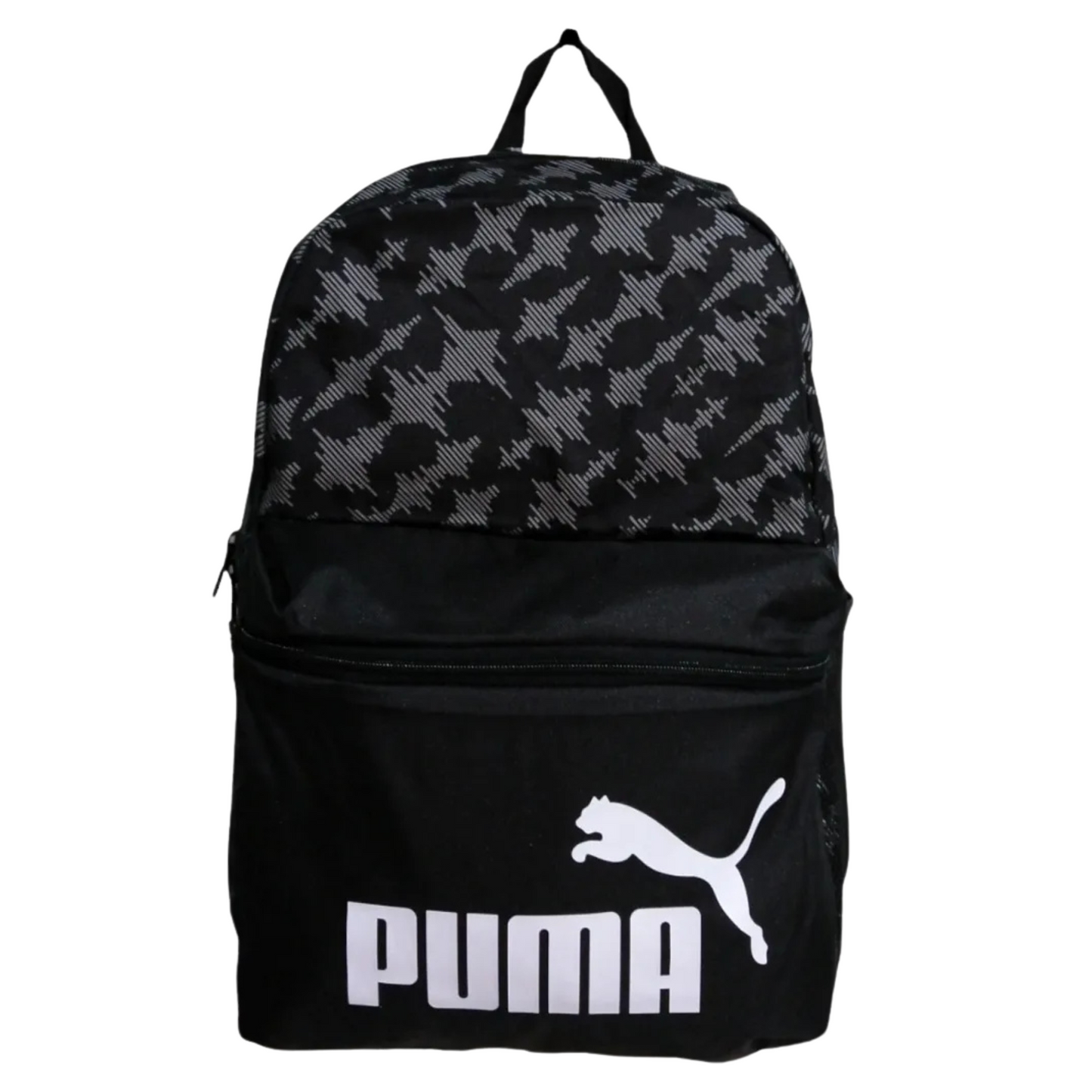 Vista frontal de la mochila Puma Phase AOP negra con estampado Letter Camo y logotipo blanco
