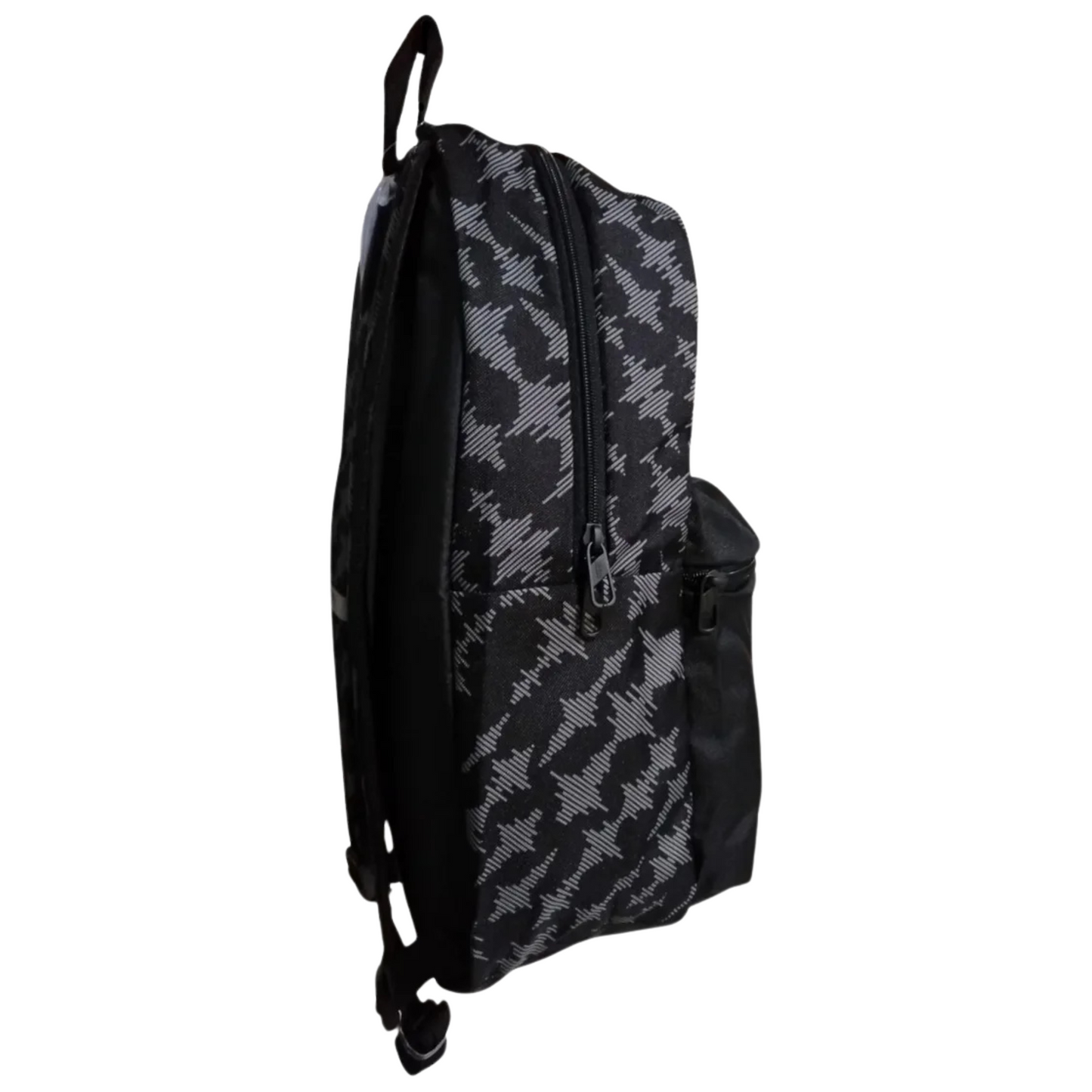 Mochila Puma Phase AOP negra con diseño Letter Camo, vista lateral derecha mostrando el perfil del compartimento principal
