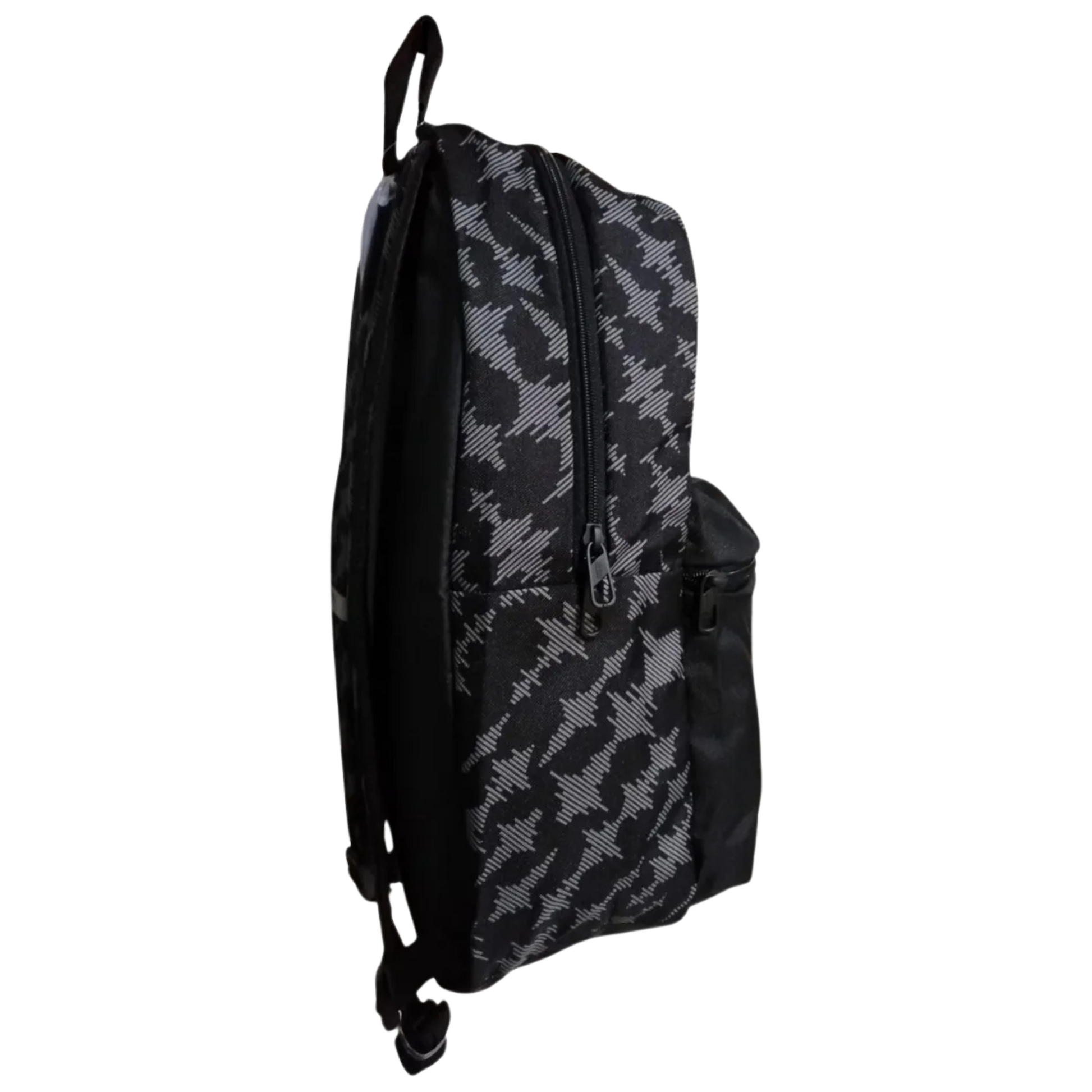 Mochila Puma Phase AOP negra con diseño Letter Camo, vista lateral derecha mostrando el perfil del compartimento principal
