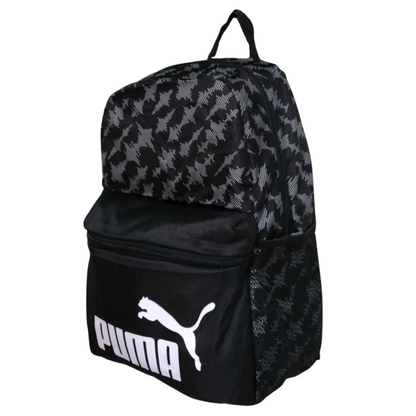 Mochila Puma Phase AOP negra con estampado Letter Camo, vista lateral izquierda con bolsillo de red
