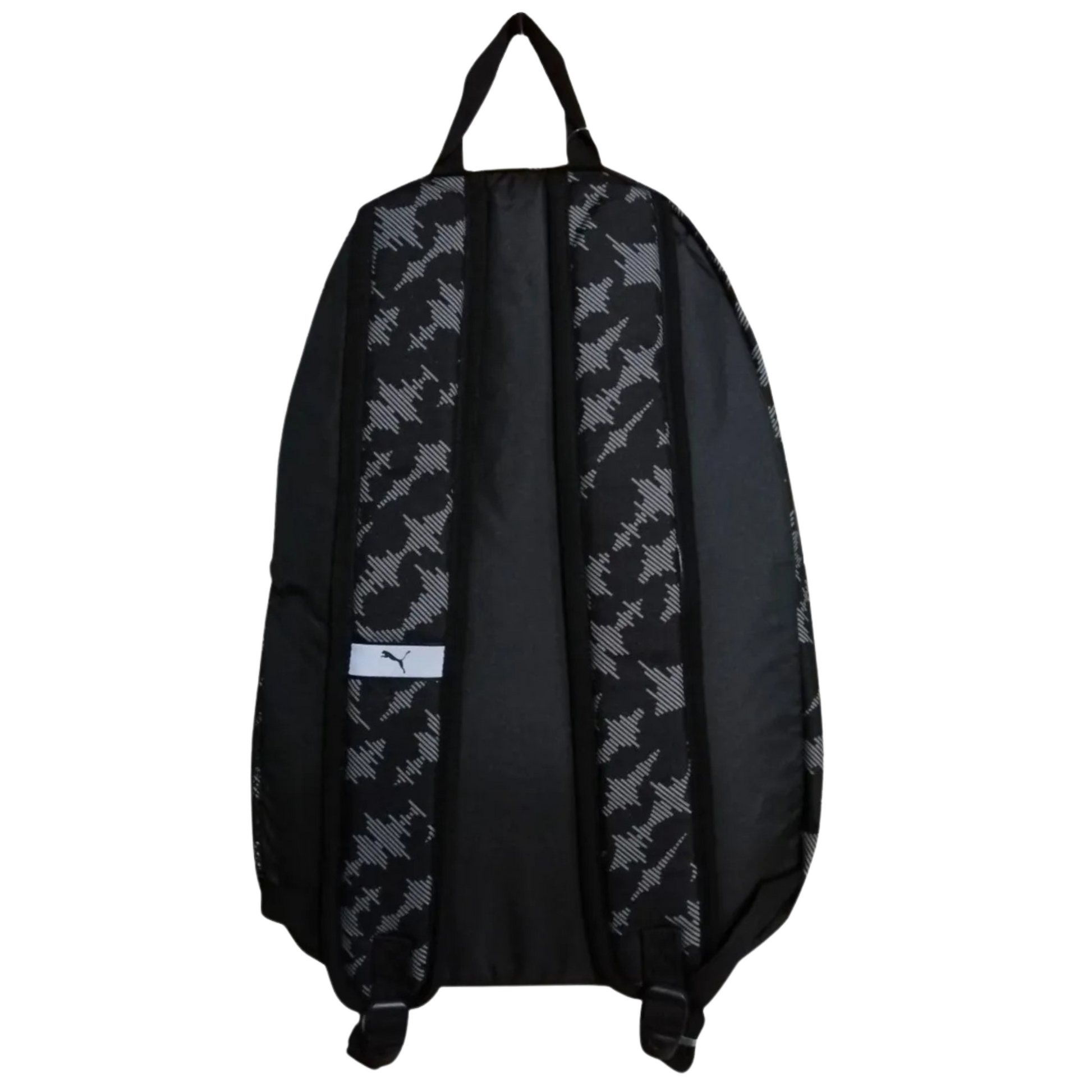 Vista trasera de la mochila Puma Phase AOP negra con diseño Letter Camo, mostrando los tirantes acolchados con el mismo estampado y etiqueta Puma
