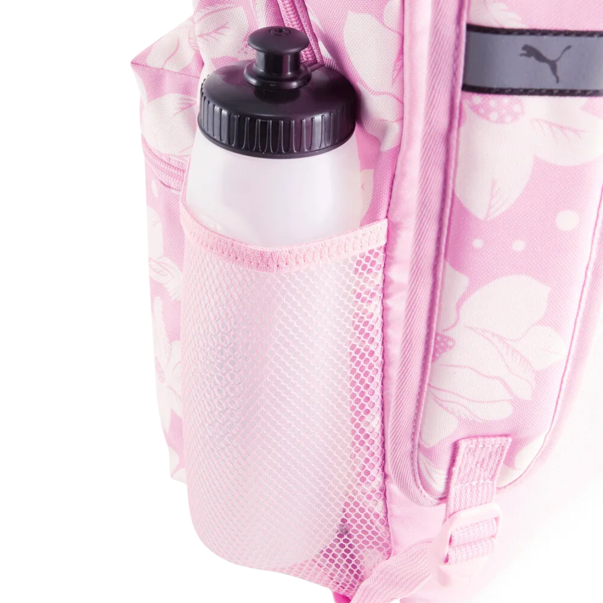 Vista lateral de la mochila Puma Phase AOP con diseño floral rosa, bolsillo para botella y correas ajustables