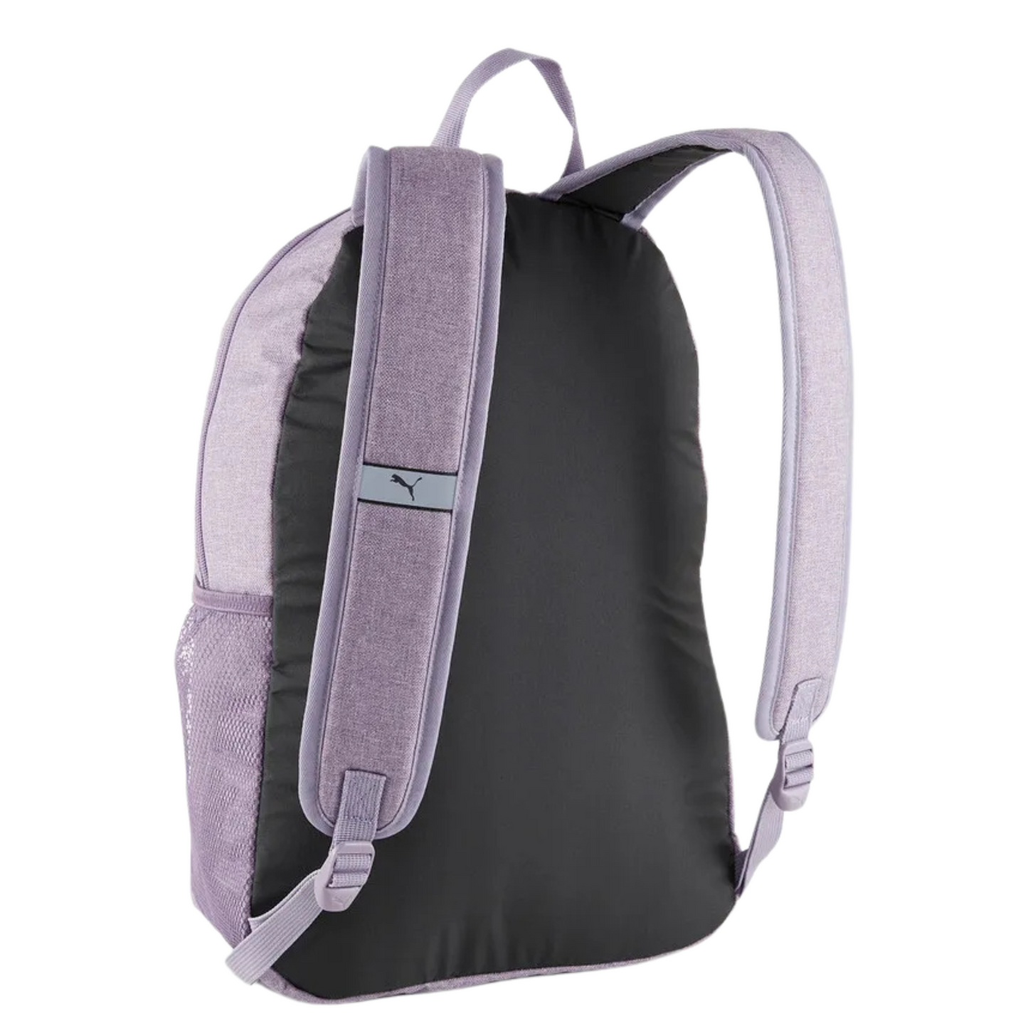 Vista en ángulo de la mochila Puma Phase III morada, con diseño funcional, bolsillo frontal y correas ajustables