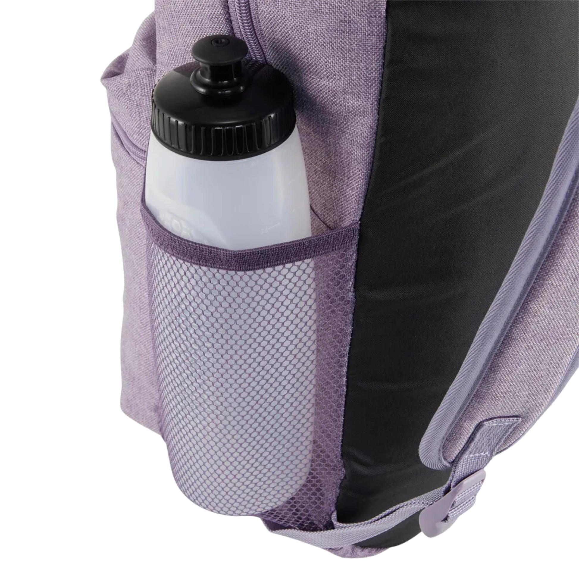 Vista lateral de la mochila Puma Phase III color Pale Plum con bolsillo portabotellas y tirantes ergonómicos