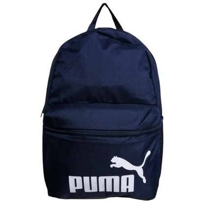 Vista frontal de la mochila Puma Phase color azul marino con logotipo blanco y compartimento principal con cremallera

