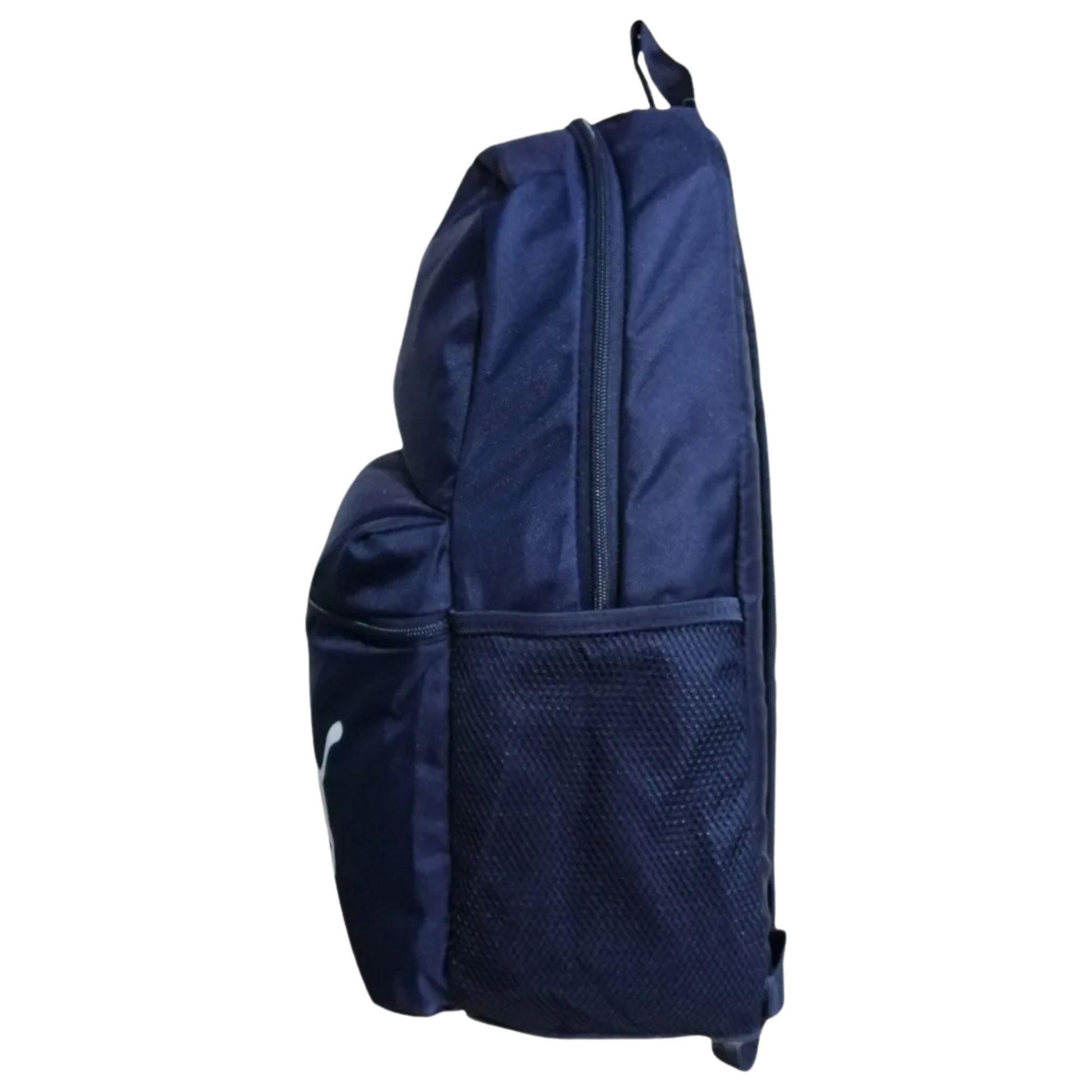 Vista lateral de la mochila Puma Phase color azul marino, mostrando el perfil del compartimento principal y las correas laterales

