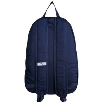 Vista trasera de la mochila Puma Phase azul marino, mostrando los tirantes ajustables y el diseño sobrio de la parte posterior

