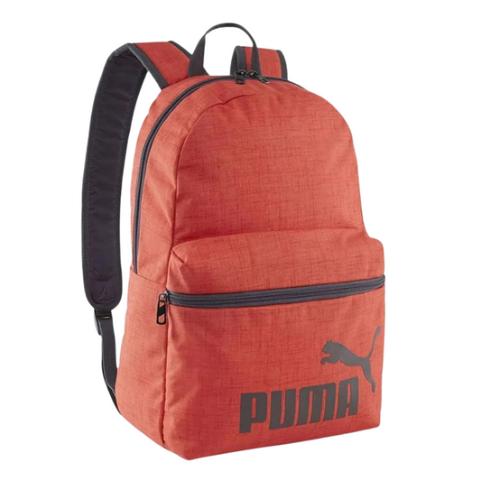 Detalle del logotipo Puma negro y las franjas negras en la parte inferior de la mochila roja