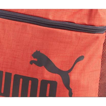 Vista frontal de la Mochila Puma Phase Backpack III en color rojo con logotipo negro y franjas decorativas