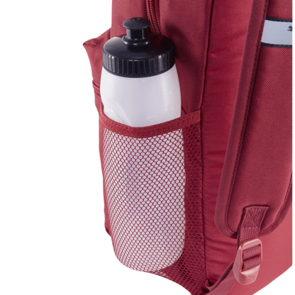 Vista lateral de la mochila Puma Phase color rojo intenso, mostrando el portabotellas y estructura del costado