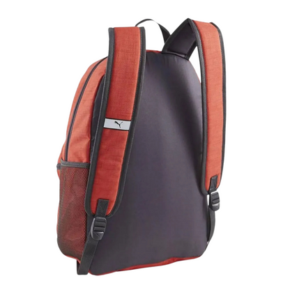 Vista lateral de la mochila Puma Phase Backpack III en rojo, mostrando el compartimento lateral para botella