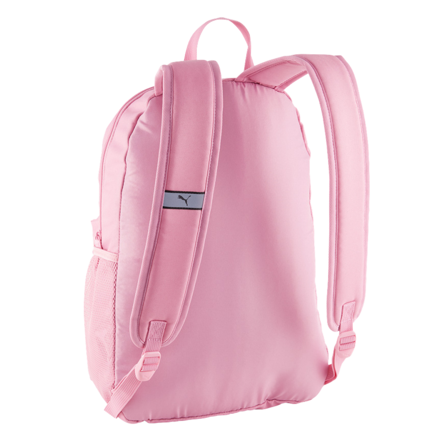 Vista en ángulo de la mochila Puma Phase rosa, resaltando diseño moderno con bolsillo frontal y tirantes ergonómicos
