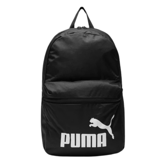 Vista frontal de la mochila Puma Phase en color negro con logotipo Puma blanco en la parte inferior
