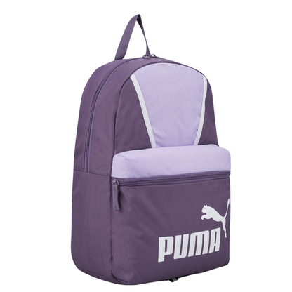 Vista lateral derecha de la mochila Puma Phase Blocking en tonos púrpura con diseño bicolor y logotipo Puma al frente
