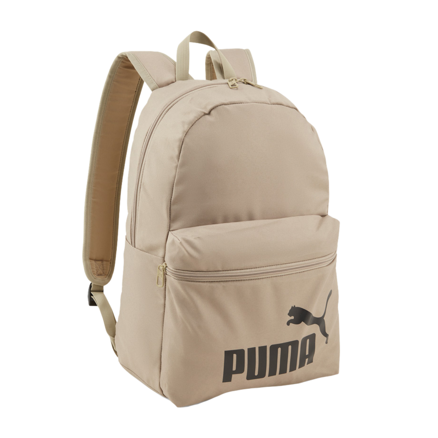 Vista frontal de la mochila Puma Phase en color café Oak Branch con logotipo Puma blanco impreso en la parte inferior