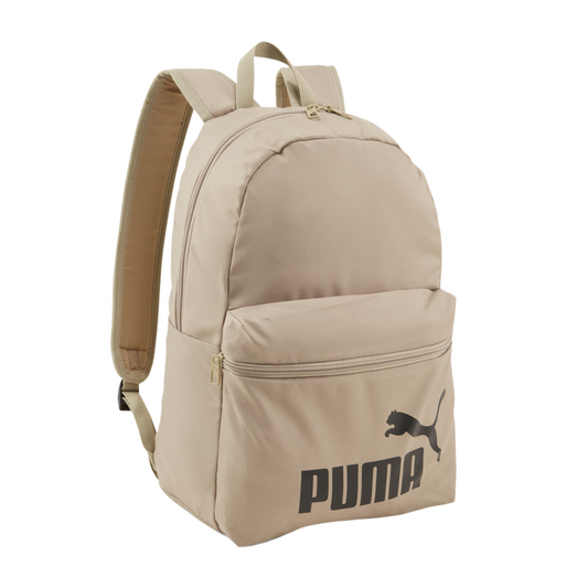 Vista frontal de la mochila Puma Phase en color café Oak Branch con logotipo Puma blanco impreso en la parte inferior