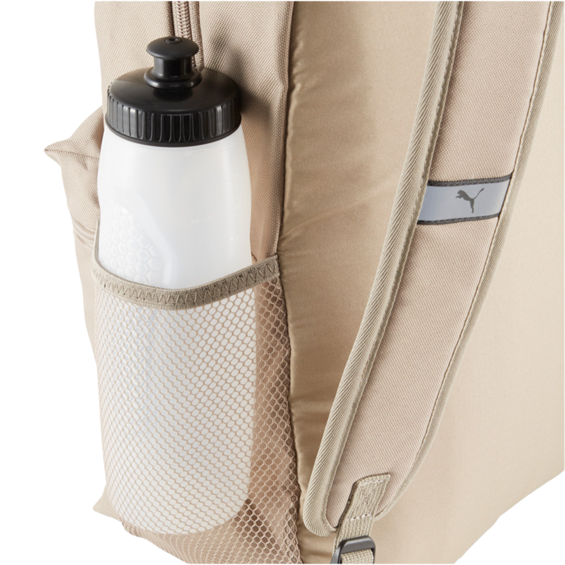 Vista lateral de la mochila Puma Phase en color café Oak Branch con bolsillo de malla para botella